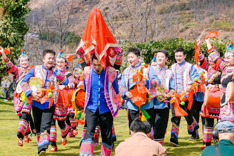 楚雄永仁:千年赛装盛会上演彝族"时装秀"_活动_服装_县委宣传部