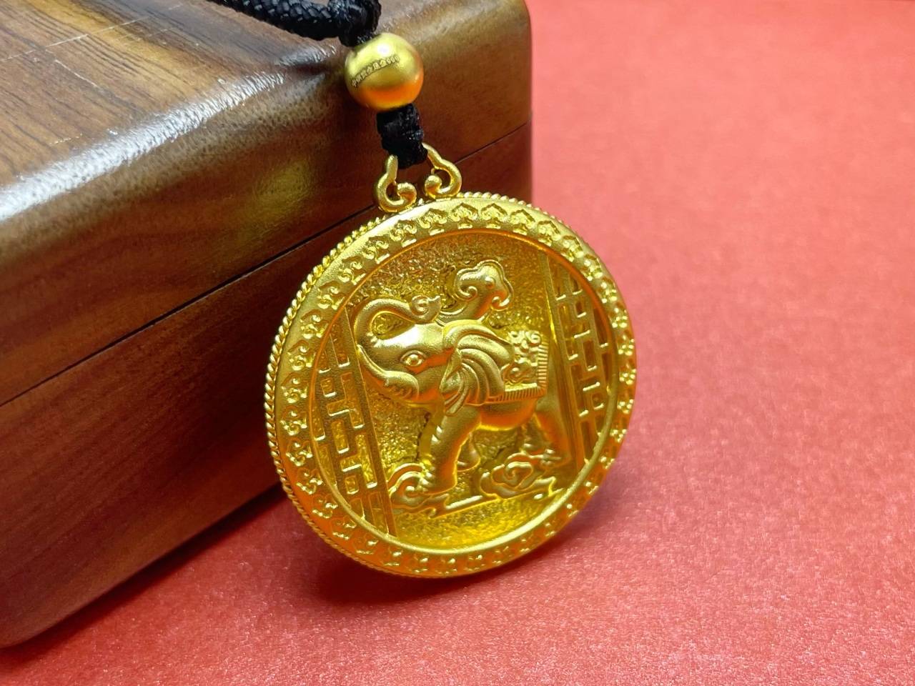 伊莱卡珠宝-古法黄金吊坠近几年的发展中,古法黄金是三个细分品类中