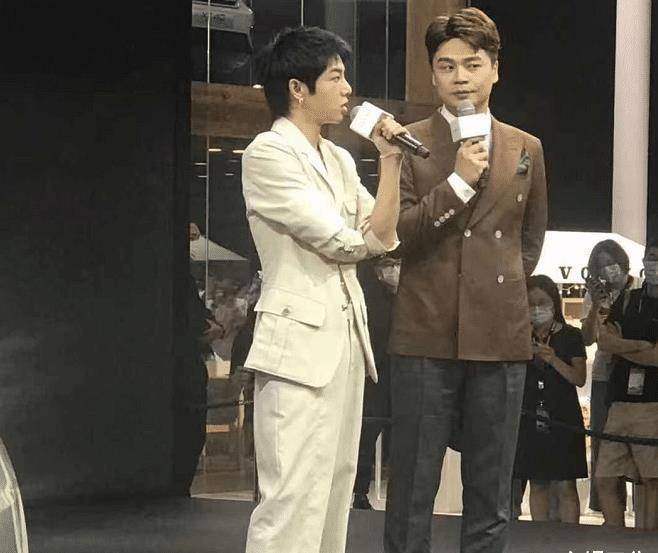 华晨宇出席活动现场,身穿西装十分儒雅温柔,面部状态却很憔悴?