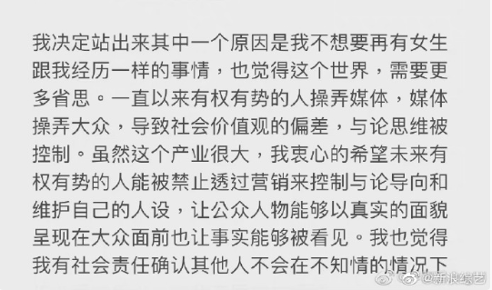 王力宏带父母去三亚旅游,一家人同框书卷气十足,早餐