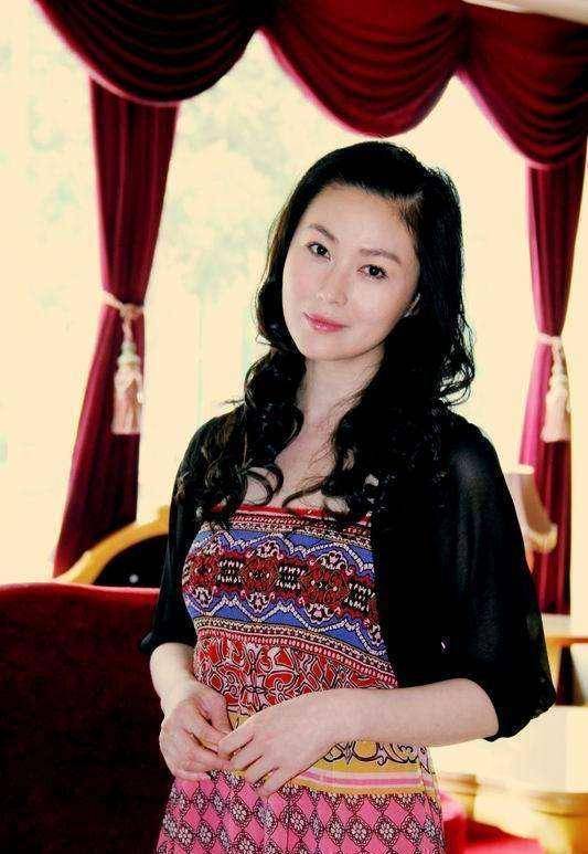 47岁拍照清纯魅力不减,穿红色蕾丝裙显气质_王思懿_时候_裙子