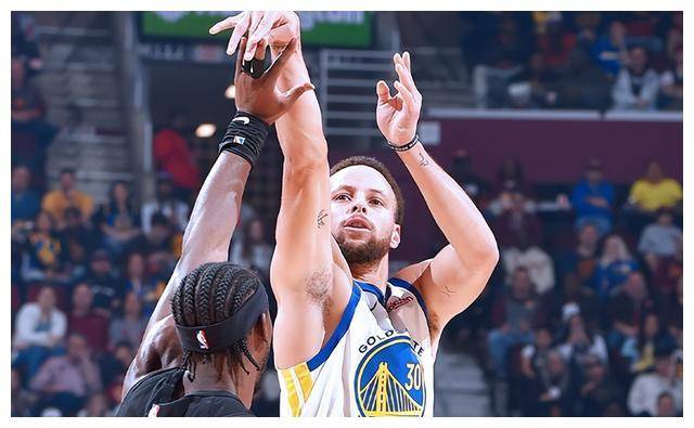 库里在2021年签下的续约合同还剩下两年,他自己也表示距离退役还有一