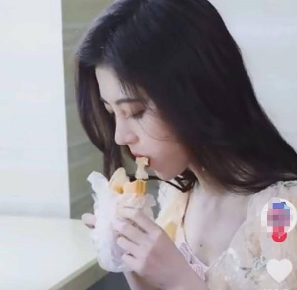 鞠婧祎吃东西再惹争议,一口面包嚼84次,吃一根面条摆拍4张照片_美女
