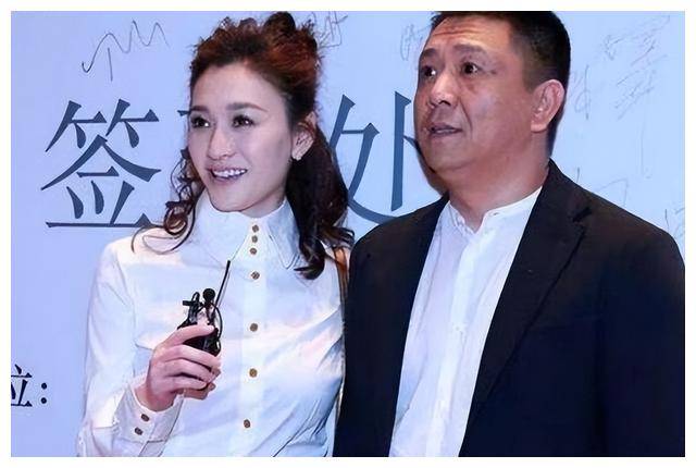 被赞人间清醒的李小冉,曾被男友监视控制,遭富豪软禁流产!