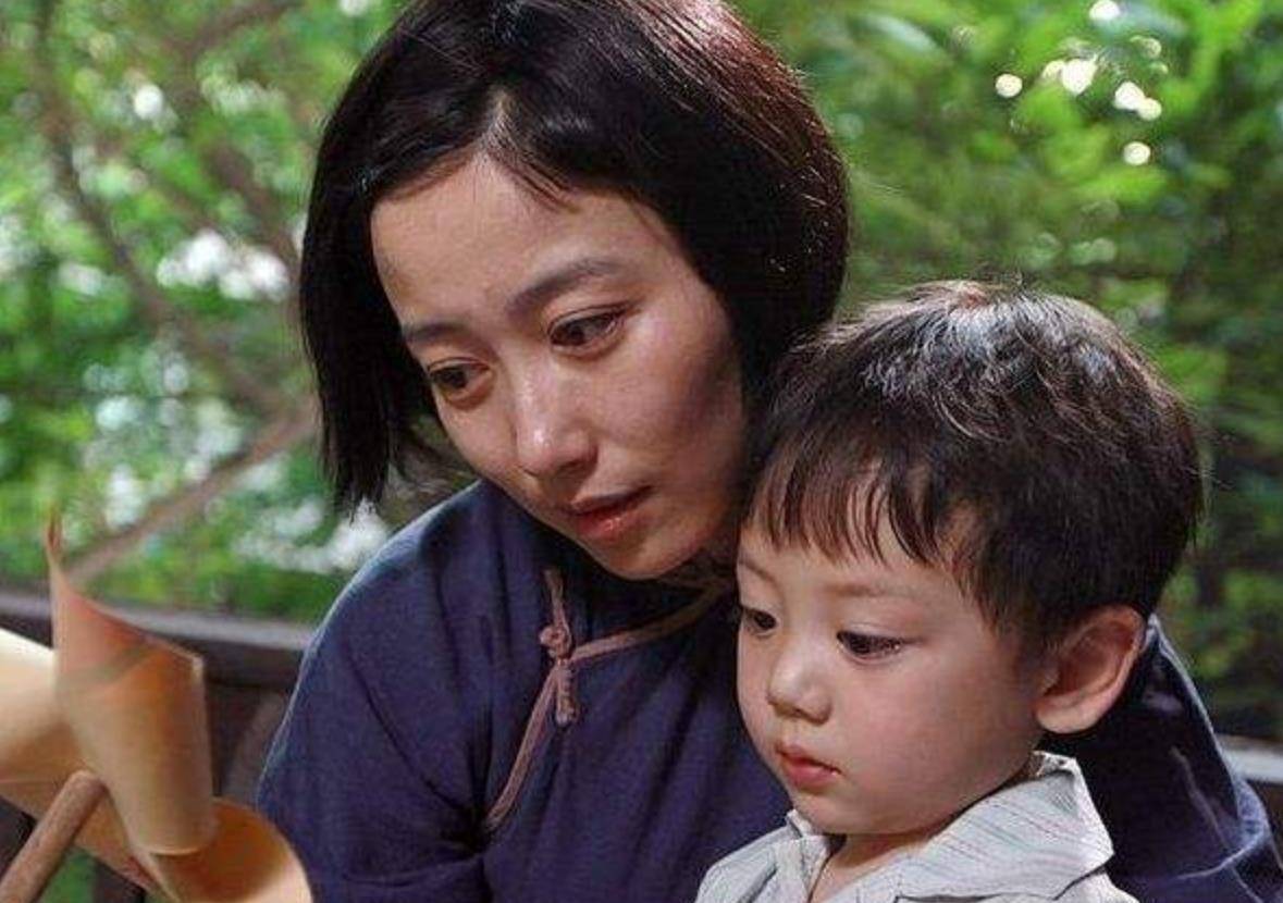 她冒死带着彭云四处逃跑躲避追捕,在极其艰苦的环境中,将孩子抚养长大