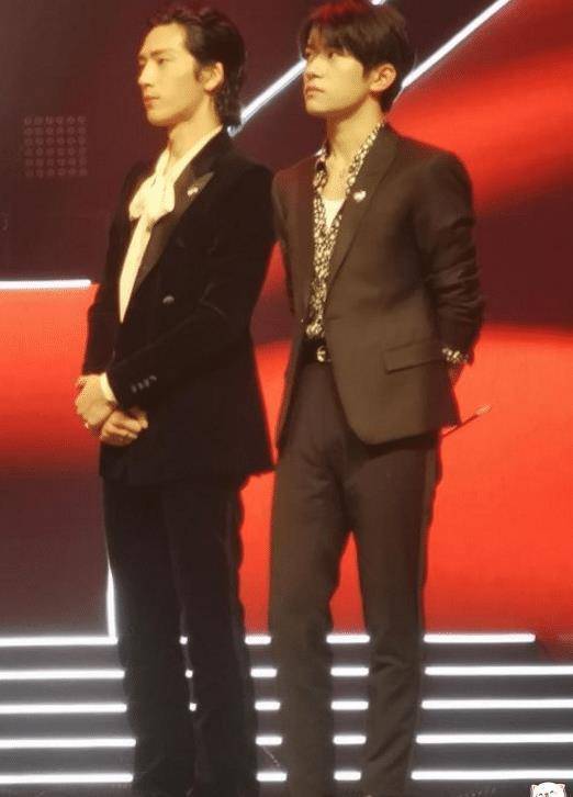 易烊千玺近照身高高达1米8,看到真实腿长后,像极了国外欧巴_西装_网友