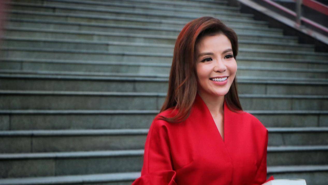 央视主持人朱迅热舞!