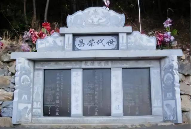 一个非常有钱的商人,父母去世之后合葬,但是由于他的疏忽大意,错误地