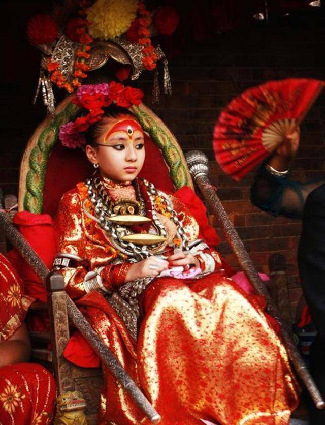 尼泊尔"活女神":4岁上位,10年不能见人,被废除后生活悲惨_库玛丽_女孩