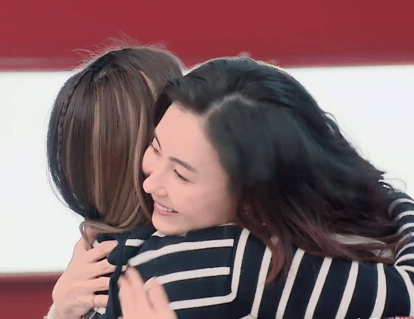 瞬间变成粉丝见面会,唯独这位没起身拥抱_节目_容祖儿_那英