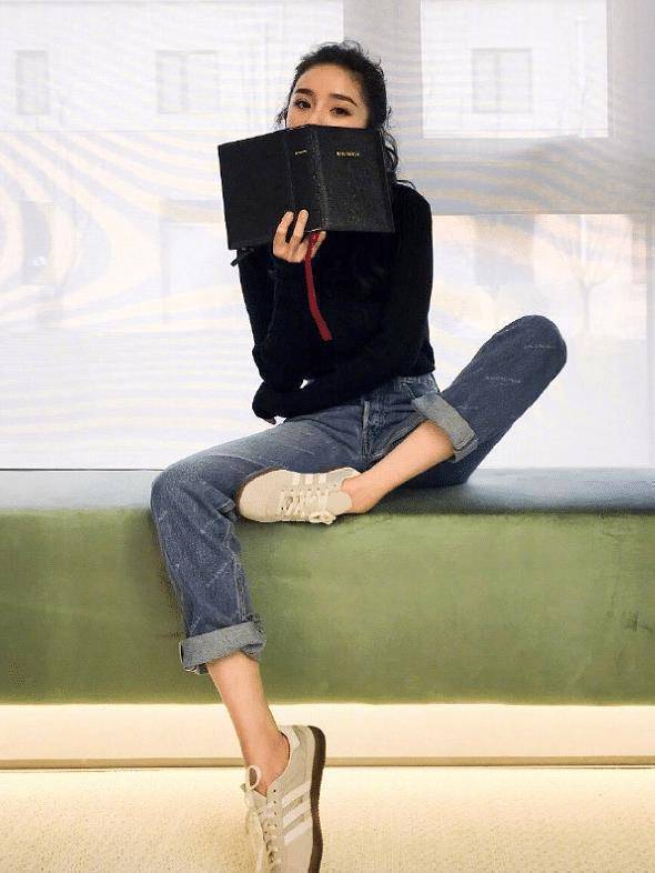 有种女神坐叫"夹角坐",双腿缝隙不到1cm,体重超90斤都学不来_杨幂