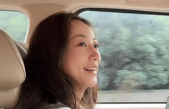 韩雪在车上化妆,39岁素颜皮肤又白又细腻不输小姑娘,羡慕了_女明星