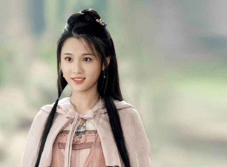 接下来周洁琼的造型其实和张慧雯也是差不多的,她也是穿着粉丝的服装