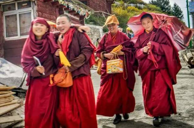 亚青寺:女子众多的寺庙_觉姆_生活_寺院