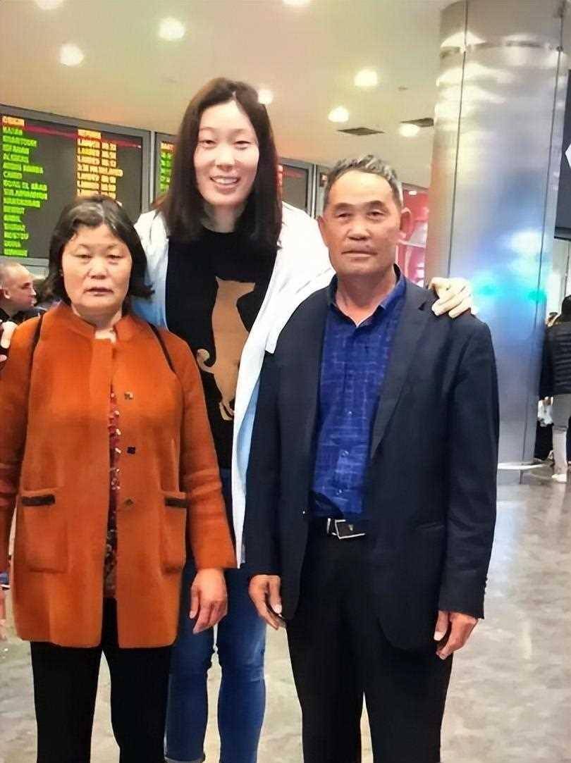 我们体育巨星朱婷,比赛奖金拿来还清家债,家人为她婚事操碎心