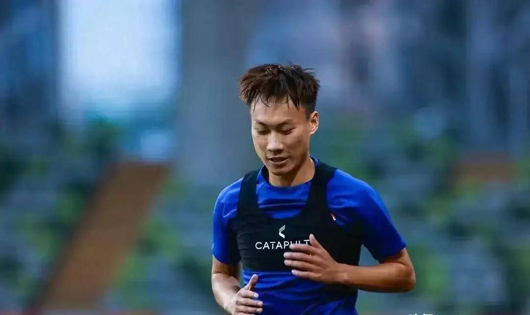 其中,郑俊伟也出人意料地被租用,但被李玮峰保留.