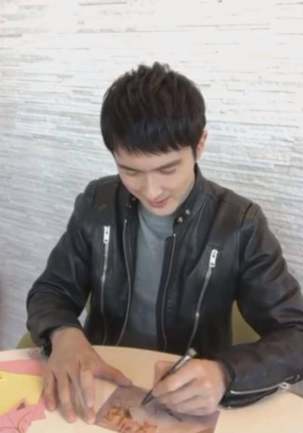 高伟光素颜开出镜,无美颜镜头下看起来老十岁!
