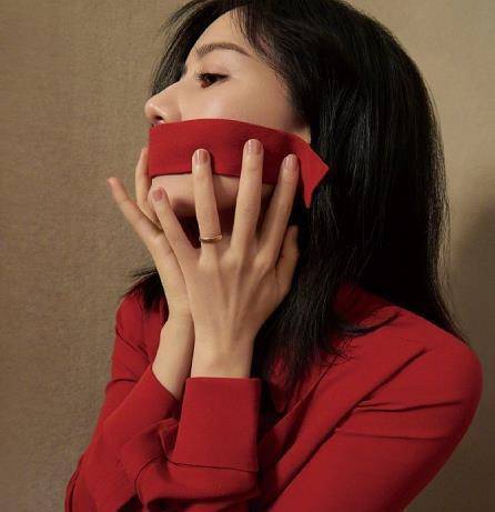 高圆圆近况复出拍大片,首封露香肩,黑纱遮面超魅惑._气质_时尚_感觉