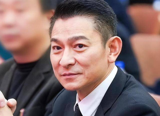 人民大会堂要求明星素颜上阵,没了团队包装,遍地普男普女