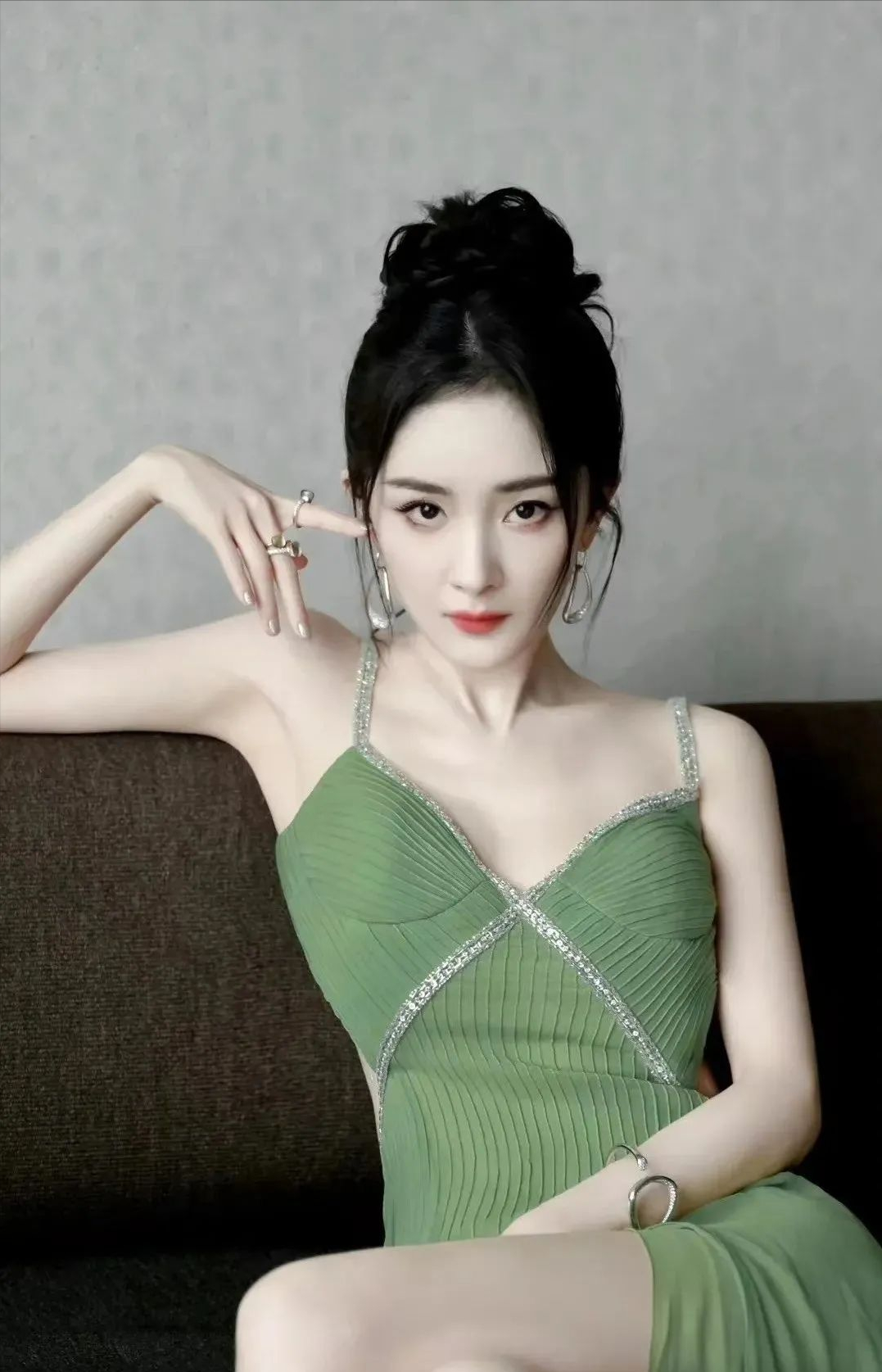 杨幂张雨绮旗袍写真大赏:身材真丰腴秒变"大号水蜜桃",性感又迷人