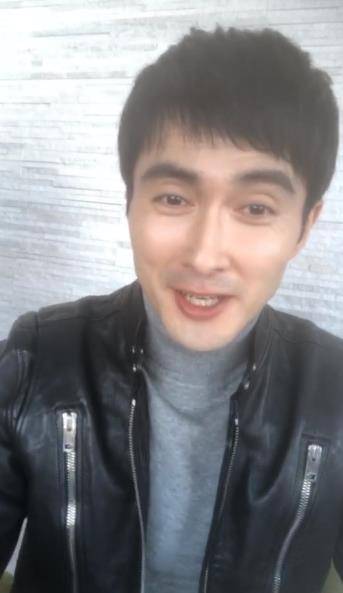 高伟光素颜开出镜,无美颜镜头下看起来老十岁!