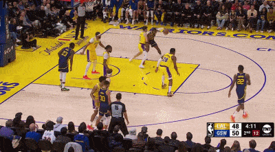 4,展现禁区统治力!浓眉严防伤守遮天大帽摁下对手3,推土机式碾压入场!