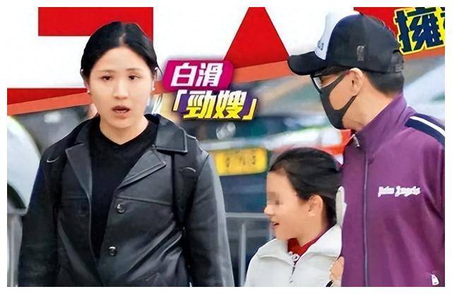 何家劲64岁喜迎小公主,娇妻貌美气质佳,却谦称老婆不漂亮.