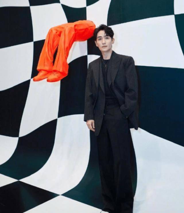 朱一龙为塑造角色暴瘦,不要说是粉丝了,路人看了都心疼_造型_黑色