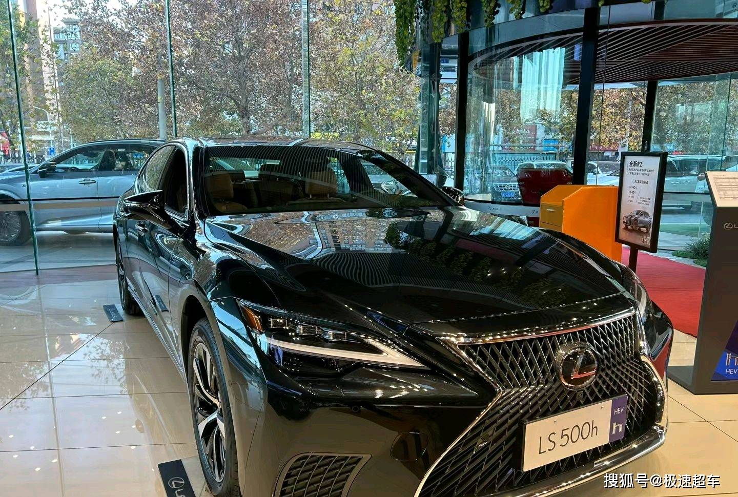 表现面面俱到!雷克萨斯ls500h登场,高级感十足,细节设计很用心
