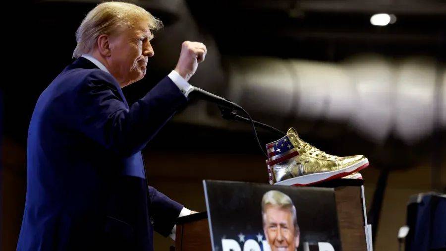 特朗普"吹牛"被罚3.55亿,为筹钱开始带货买鞋._品牌_公众_the