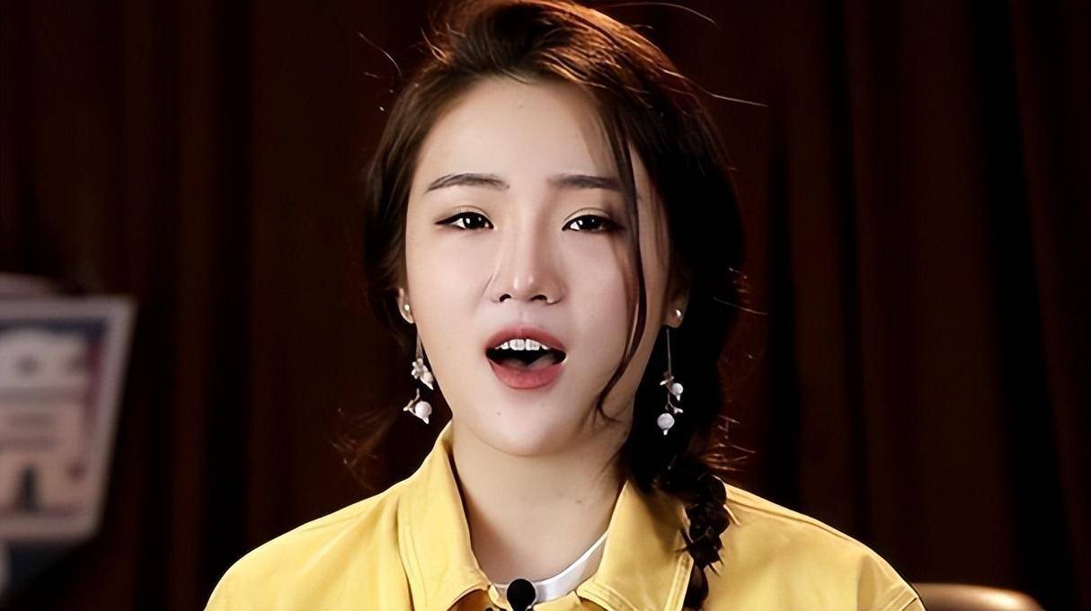 按理说有如此优质的资源,张可盈的发展前景应该一片