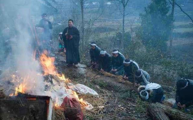 人死之时需要穿寿衣,这个穿寿衣的过程就有很多规矩,例如死人不能穿