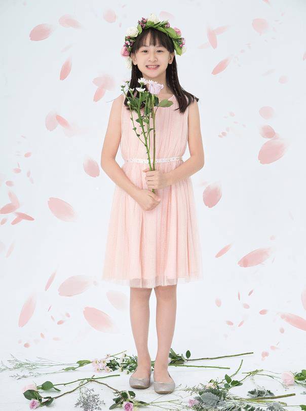 田亮女儿才是"整容式"长大,意外撞脸关晓彤,12岁身材不输妈_造型_显得