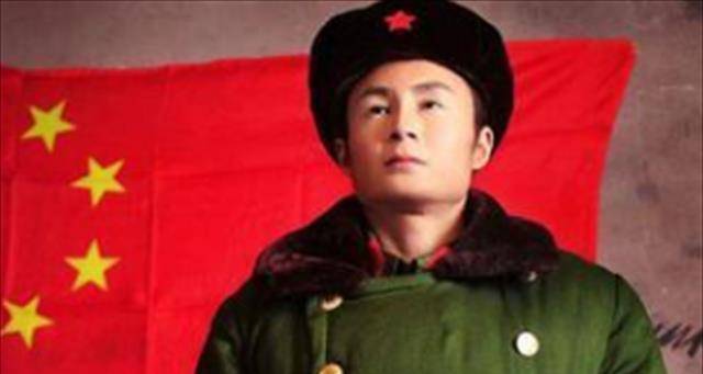 小伙整容成雷锋模样做公益,如今妻子走了,独自养两个