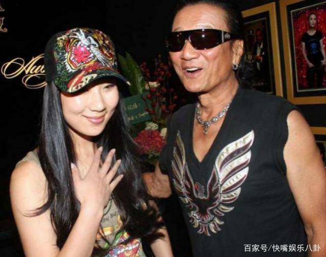 她把12年的青春都献给了大自己49岁的他,分手后,胖到不敢认_coco_谢贤