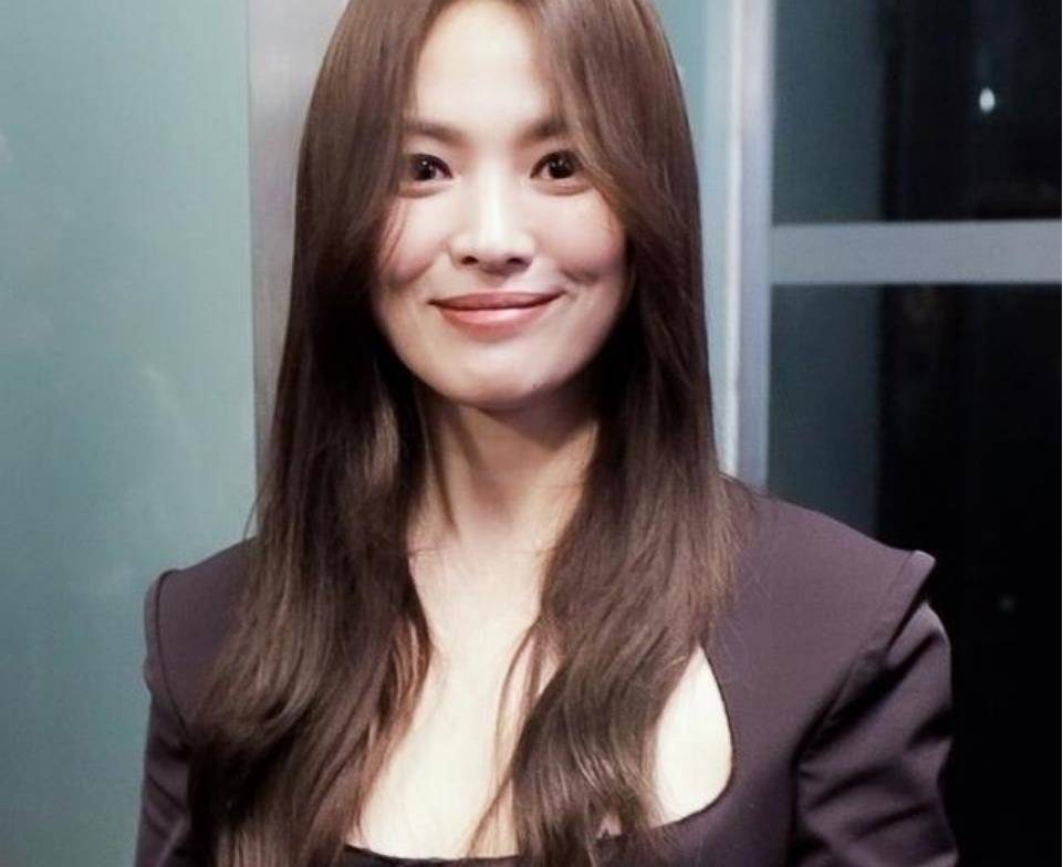 统一颜色拉长的腿部线条,你可以看到分手后宋慧乔确实减掉了很多体重