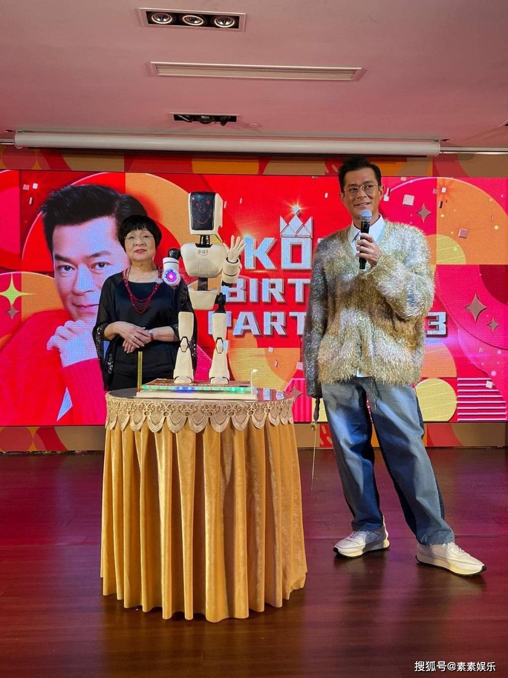 去年10月,古天乐宴摆60桌庆祝自己的53岁生日,他在台上牵着古妈妈的手