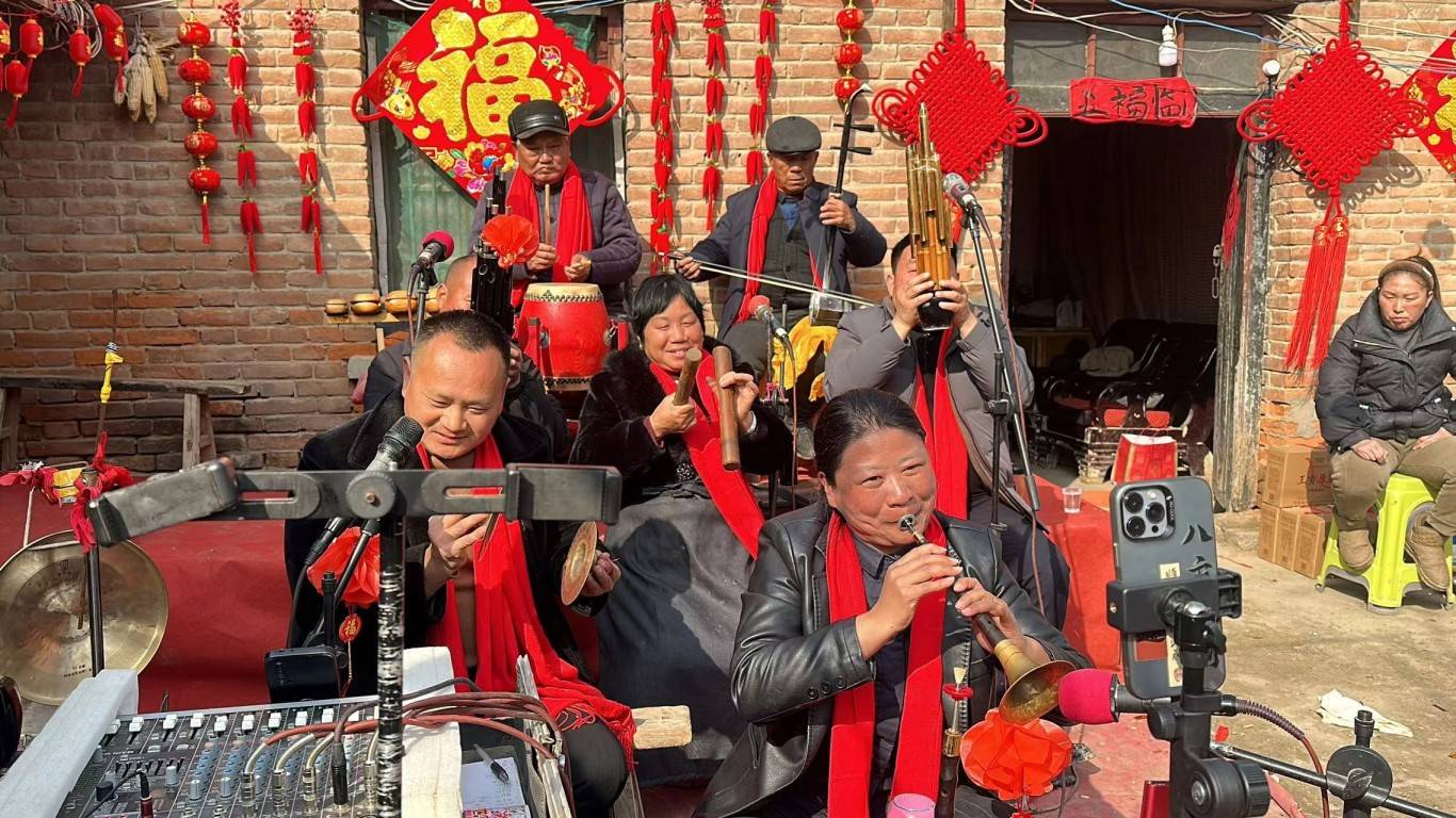 平均每天110场直播,上抖音看"村晚"成新年俗_唢呐_网友_表演