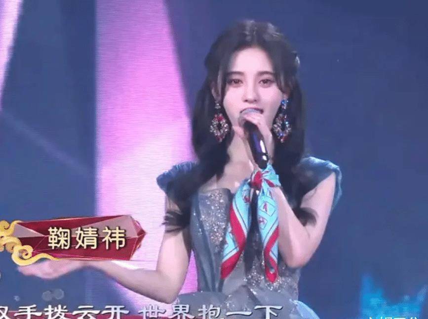 三位顶流女星舞台同台,李沁气质高贵优雅,鞠婧祎却惊艳全场!