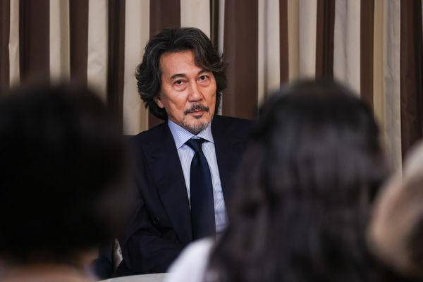 役所广司躲厕所放松 影帝「完美日常」:穿睡衣一路到晚上_电影_平山