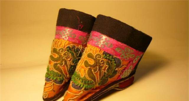 用缠足来阻碍脚掌的发育,让骨骼畸形的发育,来符合当时的社会审美,让