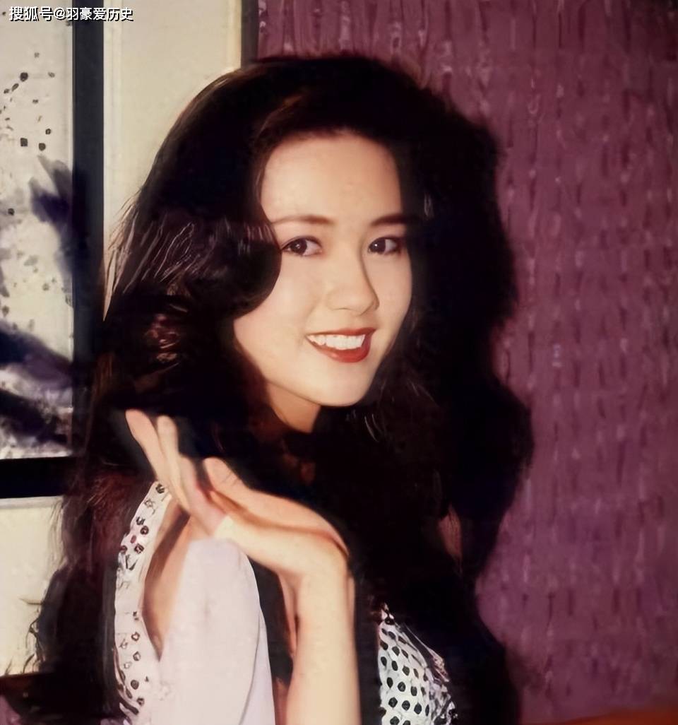 她曾是香港"三级片女王",姿色不逊舒淇,现年逾半百仍欲复出_李丽珍