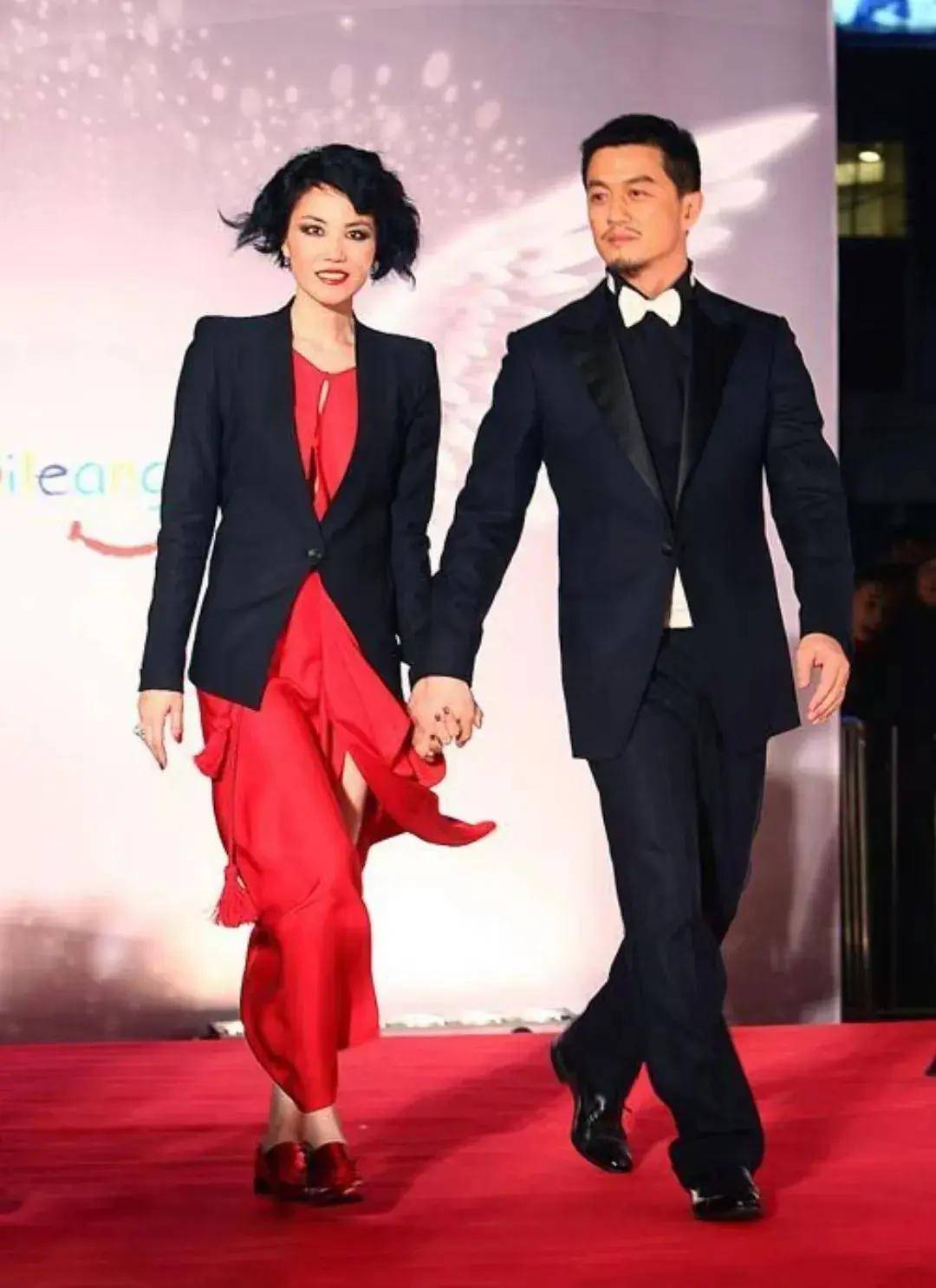 44岁谢霆锋和55王菲机场同框,全程一言不发,却露出三个结婚前兆_时候