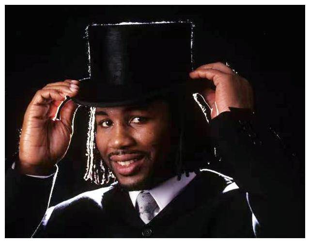 刘易斯回顾霍利菲尔德对决:唱歌入场,表情猥琐,震撼全场_比赛_回合