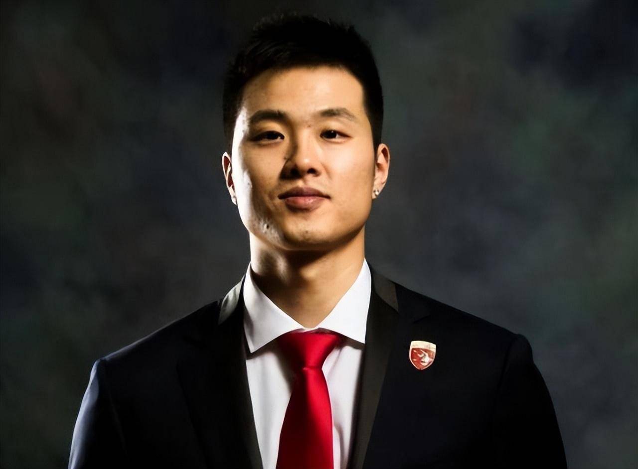 男篮前国手娶女篮第一美女,晒一家三口大合照,夫妻都是联赛冠军_孟铎