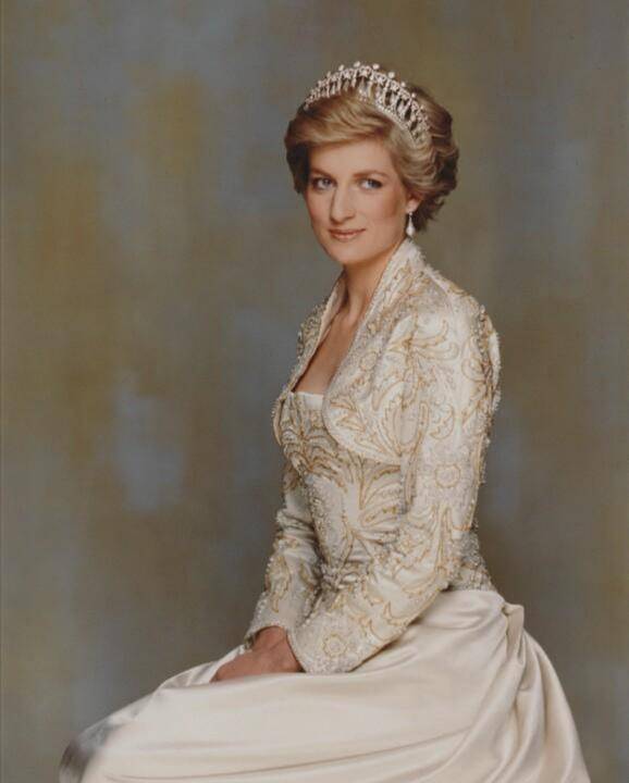 戴安娜王妃葬礼上,威廉王子满眼仇恨,多年后纪念妈妈