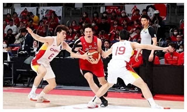 中国男篮，胡金秋独撑日本战，乔帅挑选的阵容受疑问。