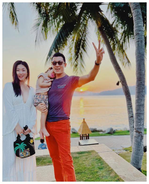 朱珠晒产后比基尼照,展示完美身材,分享回奶心得._孩子_老公_方式