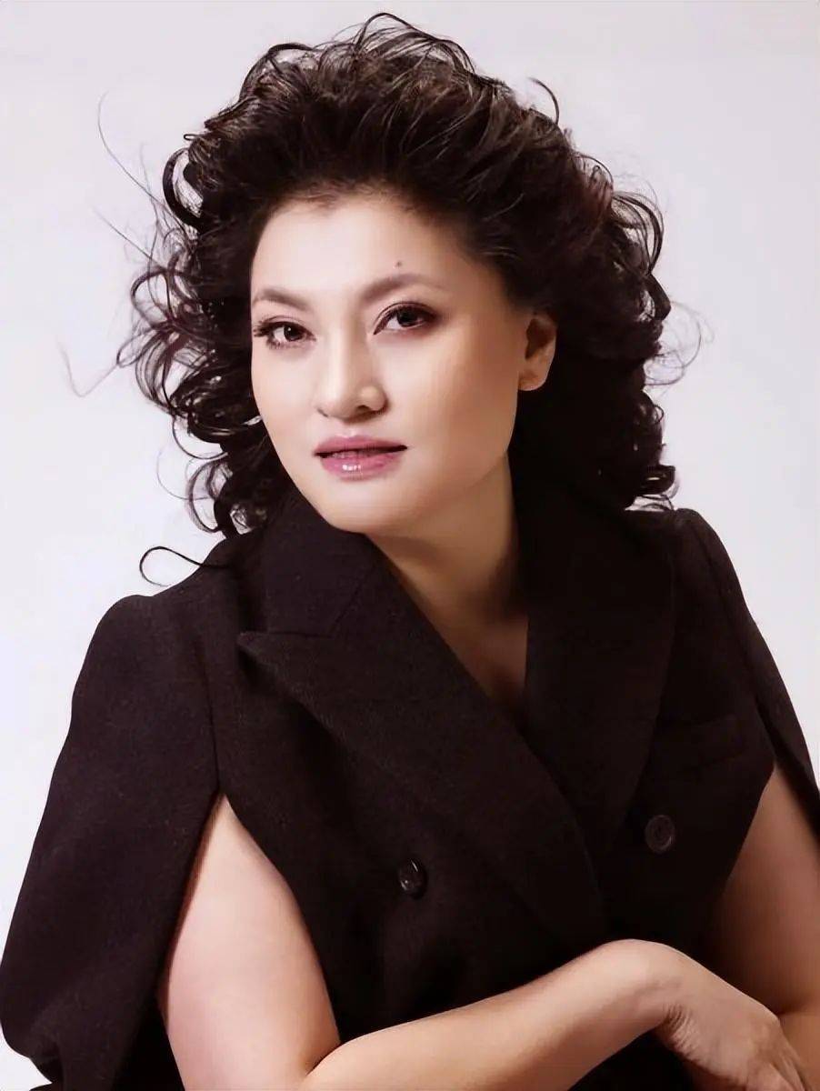 歌唱家幺红:筒子楼里邂逅最美爱情,将大姑姐当成一辈