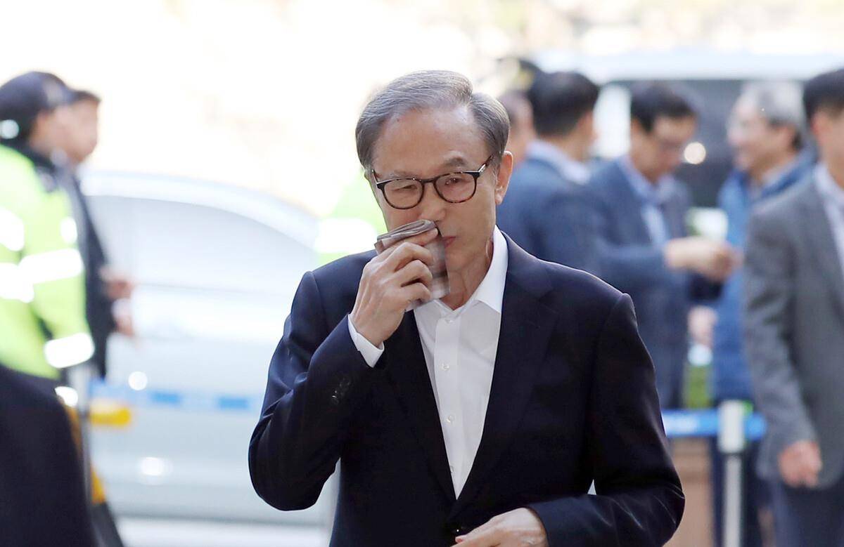 李明博:是资本傀儡,还是平民逆袭_朴正熙_日本_母亲